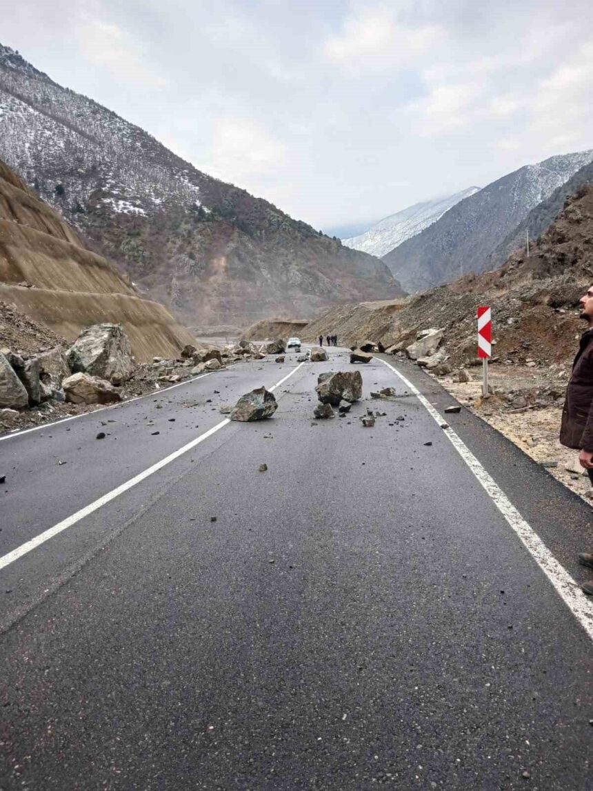 Artvin-Şavşat Karayolu’ndaki heyelan, sürücünün dikkati sayesinde olası bir kazayı önledi. Artvin-Şavşat Karayolu’ndaki heyelan, sürücünün dikkati sayesinde olası bir kazayı önledi.