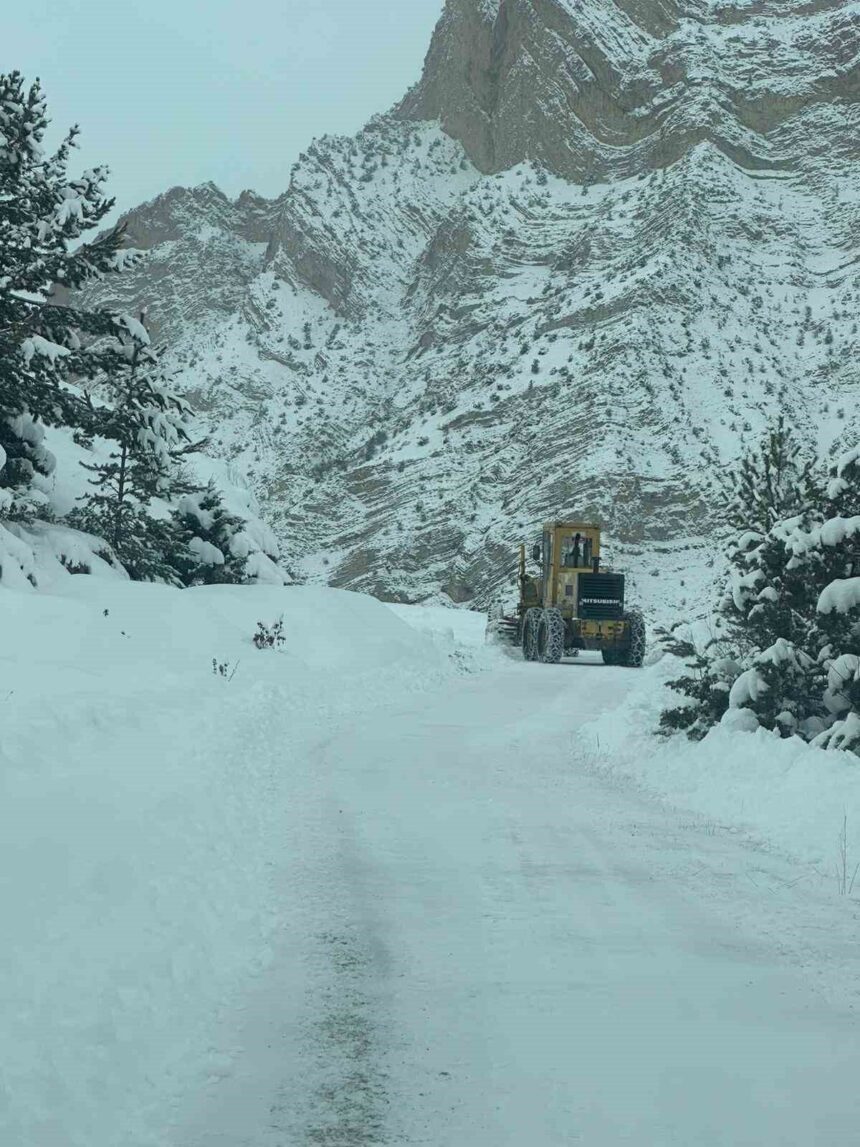 Artvin’de kar yağışı sebebiyle 43 köy yolunda ulaşım çalışmaları devam ediyor. Artvin’de kar yağışı sebebiyle 43 köy yolunda ulaşım çalışmaları devam ediyor.