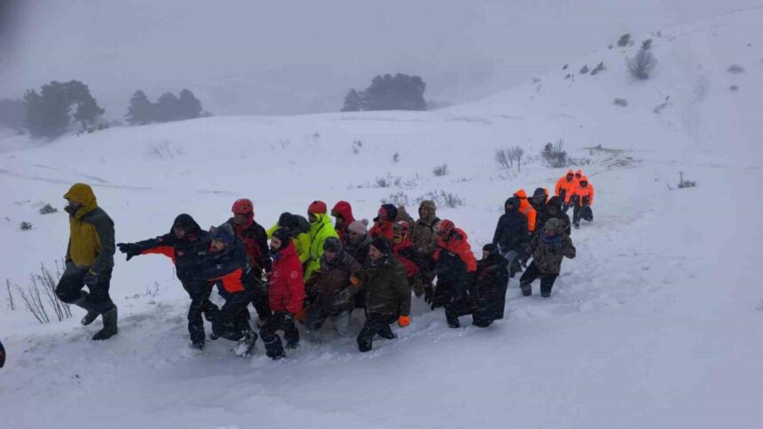 Artvin’de çığ altında kalan çobanlardan biri daha kurtarıldı, arama çalışmaları devam ediyor.