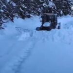 Artvin’de devam eden kar yağışı nedeniyle 130 köy yolu ulaşıma kapandı.