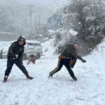 Artvin’de sabah saatlerinde artan kar yağışı yaşamı olumsuz etkilemeye devam ediyor.