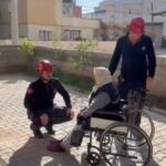 Osmaniye’de elektrik kesintisi sonrası merdivenleri çıkamayan yaşlı kadın, itfaiye ekiplerince evine ulaştırıldı.