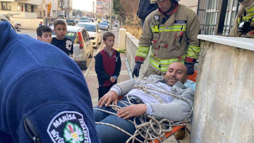 Yunusemre’de asansör kulesinden geçmeye çalışırken düşen kişi yaralandı, hastaneye kaldırıldı. Yunusemre’de asansör kulesinden geçmeye çalışırken düşen kişi yaralandı, hastaneye kaldırıldı.