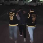 Adana’da asansöre idrarını yaptıktan sonra apartmanın damından kuş çalan öğrenci yakalandı.