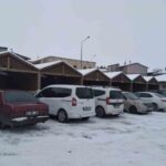 Havanın soğuk olması nedeniyle Erzincan’ın Tercan ilçesindeki pazar boş kaldı.