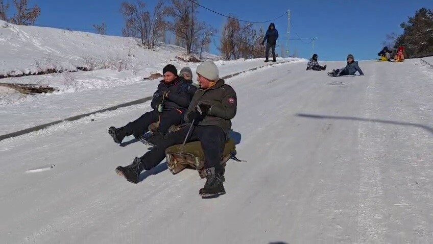 Aşkale’de etkili olan dondurucu soğuklar yaşamı olumsuz etkiliyor, araçlar çalışmaz hale geldi.