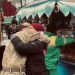 Askerlik hizmetini tamamlayan genç, Eskişehir’de annesine simit sattığı caddede tekmil verdi.