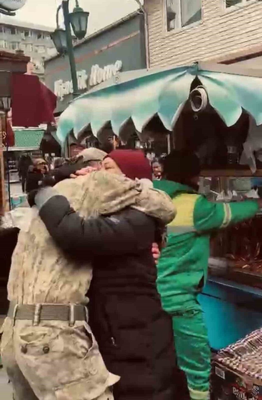 Askerlik hizmetini tamamlayan genç, Eskişehir’de annesine simit sattığı caddede tekmil verdi. Askerlik hizmetini tamamlayan genç, Eskişehir’de annesine simit sattığı caddede tekmil verdi.