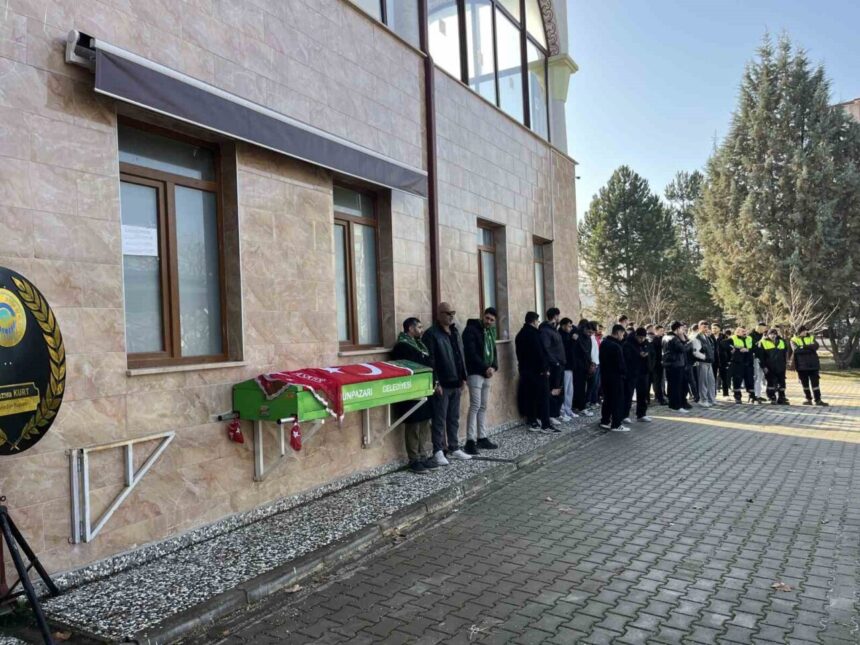 Eskişehir’de trafik kazasında hayatını kaybeden 3 gençten biri olan Eray Akyol, son yolculuğuna uğurlandı. Eskişehir’de trafik kazasında hayatını kaybeden 3 gençten biri olan Eray Akyol, son yolculuğuna uğurlandı.