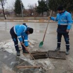 Adıyaman’da yoğun kar ve yağmur sonrası altyapı çalışmaları başlatıldı, yağmur suyu ızgaraları temizleniyor.