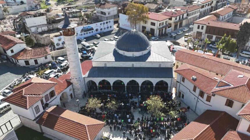 Hatay’da restore edilen Habibi Neccar Camii’nde Cuma namazı kılındı, vatandaşlar duygusal anlar yaşadı.