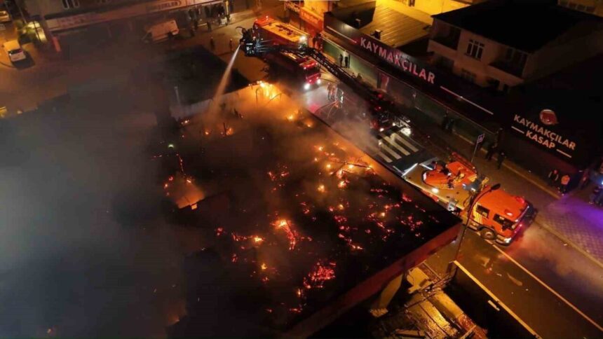 Ataşehir’de Çatı Yangını Kontrol Altına Alındı, Can Kaybı Yok