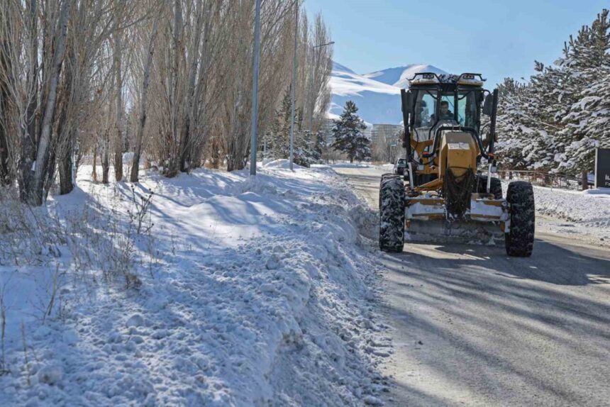 Üniversite kampüsünde yoğun kar yağışı sonrası eğitim ve yaşamın devamı için karla mücadele çalışmaları sürüyor.