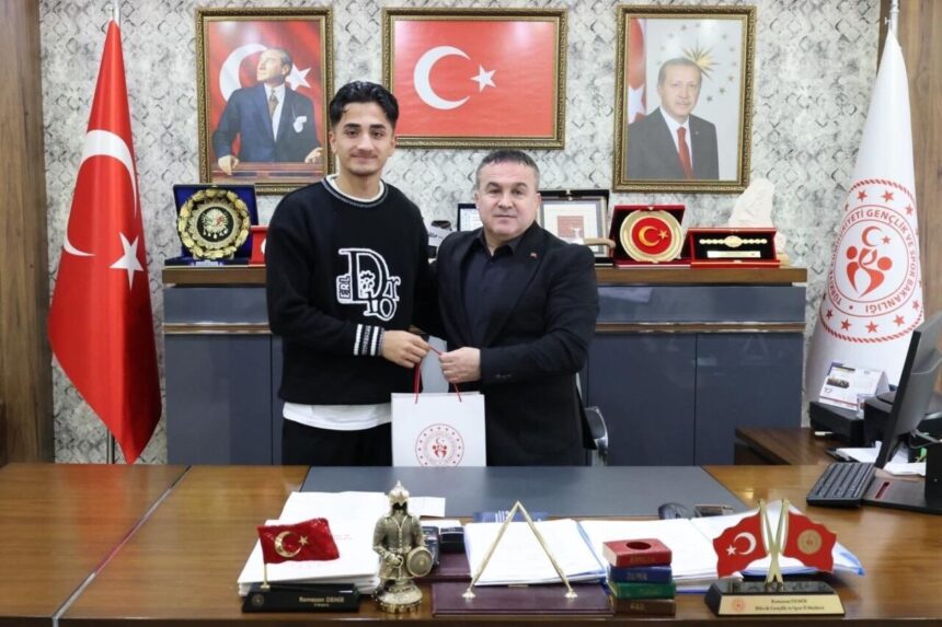 İstanbul’daki Atlet Ligi Şampiyonası’nda Türkiye üçüncüsü olan Bilecikli sporcu, İl Müdürü ile bir araya geldi. İstanbul’daki Atlet Ligi Şampiyonası’nda Türkiye üçüncüsü olan Bilecikli sporcu, İl Müdürü ile bir araya geldi.