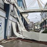 Avcılar’da fırtına nedeniyle iş yerinin çatısından uçan parçalar hasara yol açtı. O anlar kaydedildi.