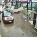 İstanbul Avcılar’da fırtına nedeniyle bir iş yerinin çatısından parçalar uçtu, anlar güvenlik kamerasında görüntülendi.