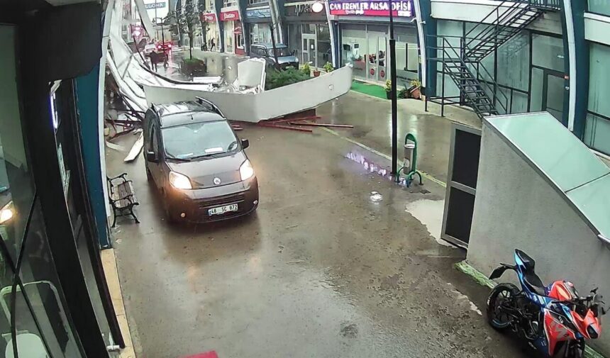 İstanbul Avcılar’da fırtına nedeniyle bir iş yerinin çatısından parçalar uçtu, anlar güvenlik kamerasında görüntülendi. İstanbul Avcılar’da fırtına nedeniyle bir iş yerinin çatısından parçalar uçtu, anlar güvenlik kamerasında görüntülendi.