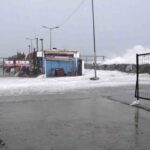 İstanbul Avcılar’da lodosun etkisiyle mendireği aşan dalgalar kameraya yansıdı.