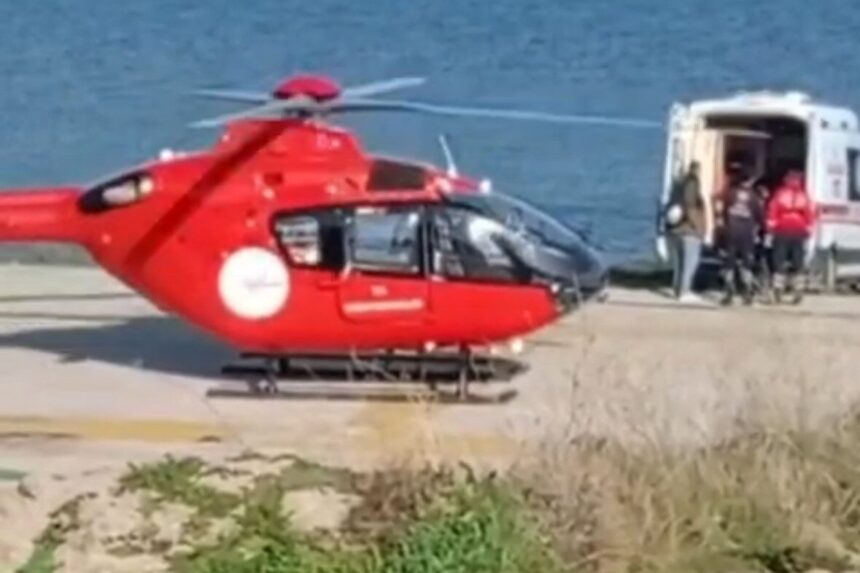 Avşa Adası’nda rahatsızlanan vatandaş, deniz ambulansının kullanılamaması nedeniyle helikopterle hastaneye sevk edildi. Avşa Adası’nda rahatsızlanan vatandaş, deniz ambulansının kullanılamaması nedeniyle helikopterle hastaneye sevk edildi.