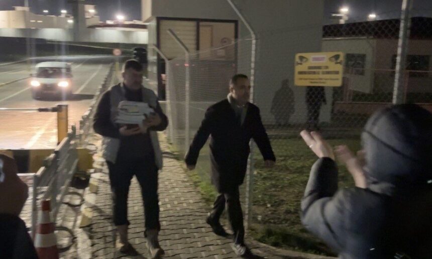 “Rüşvete aracılık” suçlamasıyla yargılanan avukat Rezan Epözdemir, cezaevinden tahliye oldu. “Rüşvete aracılık” suçlamasıyla yargılanan avukat Rezan Epözdemir, cezaevinden tahliye oldu.