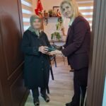 Eskişehir’de yaşlı kadına mahalle muhtarından ayakkabı desteği sağlandı.