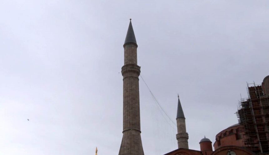 İstanbul’da Ayasofya Cami’sinin minaresine ait alem fırtına nedeniyle yerinden koparak bahçeye düştü. İstanbul’da Ayasofya Cami’sinin minaresine ait alem fırtına nedeniyle yerinden koparak bahçeye düştü.