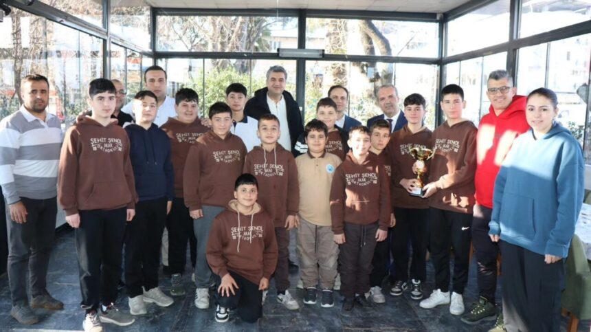 Karpuzlu Kaymakamlığı, Aydın’da şampiyon olan Şehit Şenol Akar Ortaokulu Voleybol Takımı için kahvaltı düzenledi.