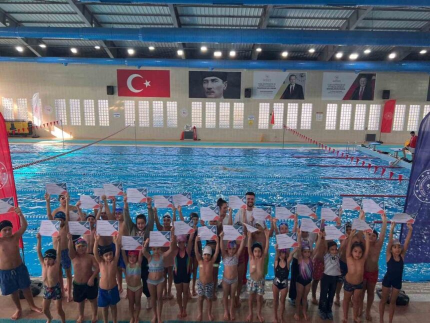 Aydın Efeler’deki yüzme havuzunda eğitimleri tamamlayan çocuklar sertifikalarını aldı; son 2 ayda 200 minik yüzme öğrendi.