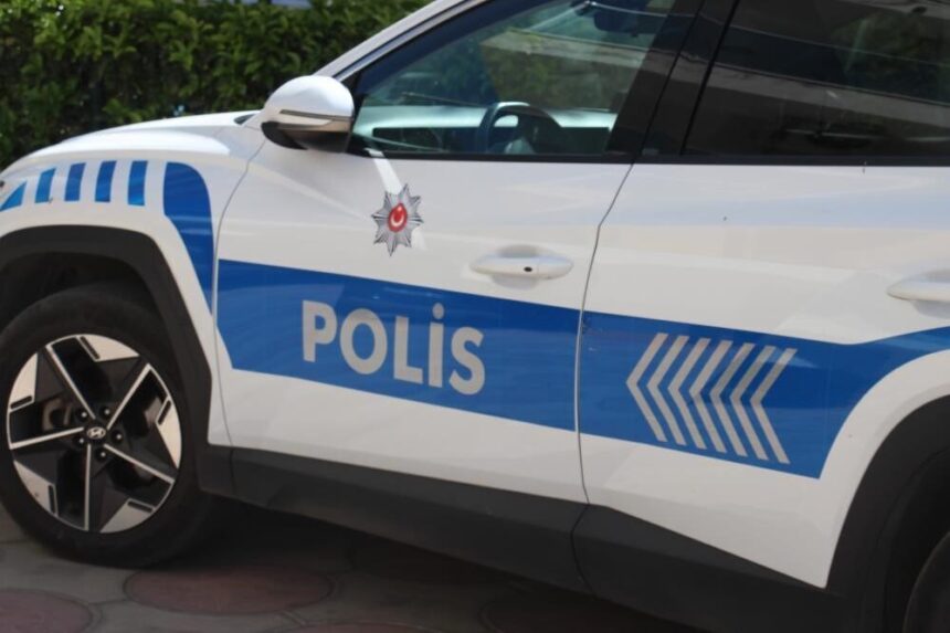 Aydın’da polis uygulamalarında 33 bin 327 şahıs sorgulandı, 147 aranan kişi yakalandı ve 74 tutuklandı. Aydın’da polis uygulamalarında 33 bin 327 şahıs sorgulandı, 147 aranan kişi yakalandı ve 74 tutuklandı.