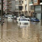 Söke’de etkili sağanak yağış dereleri taşırdı, sokaklarda su baskınları oluştu.