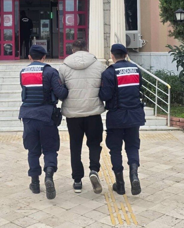 Didim’de aranan bir şahıs jandarma operasyonuyla bağ evinde yakalandı, cezaevine gönderildi. Didim’de aranan bir şahıs jandarma operasyonuyla bağ evinde yakalandı, cezaevine gönderildi.