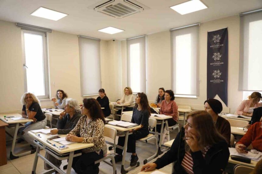 Aydın Büyükşehir Belediyesi, güz döneminde düzenlediği etkinliklerle ücretsiz İngilizce kursları sunuyor. Aydın Büyükşehir Belediyesi, güz döneminde düzenlediği etkinliklerle ücretsiz İngilizce kursları sunuyor.