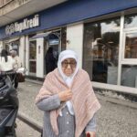 Yaşlı kadın, emekli maaşını çekemediği için bankadan yardım istedi