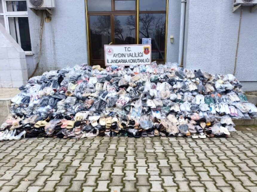 Germencik’te jandarma operasyonunda piyasa değeri 2 milyon TL’yi bulan sahte ayakkabılar ele geçirildi. Germencik’te jandarma operasyonunda piyasa değeri 2 milyon TL’yi bulan sahte ayakkabılar ele geçirildi.