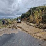Aydın’da etkili olan kuvvetli yağışlar, Kuşadası ve Söke’de yaşamı olumsuz etkilerken, belediye ekipleri sahada aktif oldu.