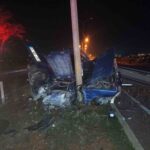 Reyhanlı’da Tofaş otomobil aydınlatma direğine çarparak ikiye ayrıldı; 2 kişi yaralandı.