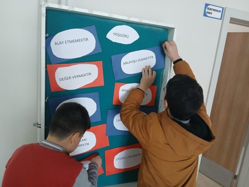 Aydıntepe İmam Hatip Ortaokulu, hoşgörü temalı pano çalışmasıyla değerler eğitimine katkı sağladı.