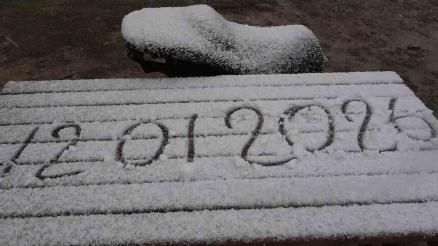 İstanbul’un Anadolu Yakası’nda sabah saatlerinden itibaren etkili kar yağışı, Aydos’ta yoğunlaştı. İstanbul’un Anadolu Yakası’nda sabah saatlerinden itibaren etkili kar yağışı, Aydos’ta yoğunlaştı.
