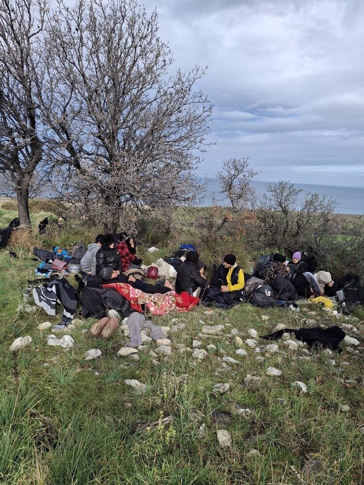 Ayvacık’ta jandarma ve Sahil Güvenlik, 39 kaçak göçmen ve 1 kaçakçı yakaladı. Ayvacık’ta jandarma ve Sahil Güvenlik, 39 kaçak göçmen ve 1 kaçakçı yakaladı.