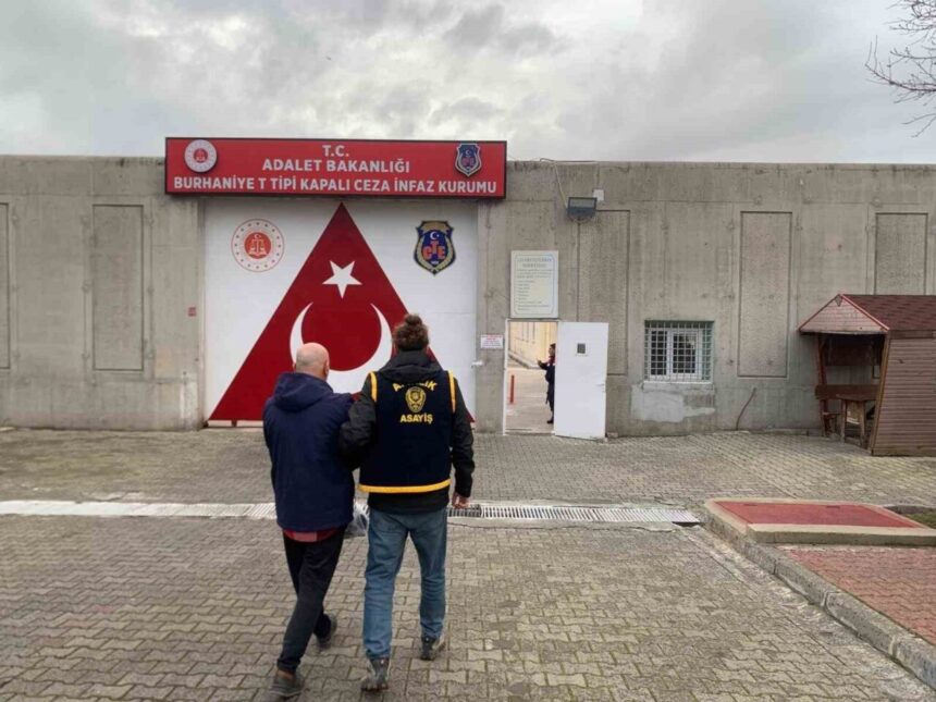 Ayvalık’ta meslekten ihraç edilen emniyet amiri, iş adamına şantaj yaparken yakalandı. Ayvalık’ta meslekten ihraç edilen emniyet amiri, iş adamına şantaj yaparken yakalandı.