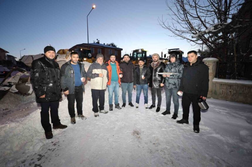 Aziziye Belediye Başkanı Akpunar, karla mücadele ekiplerine gece ikramda bulundu.