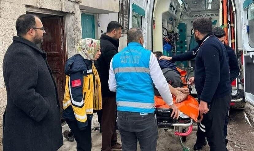 Suruç’ta psikolojik sorunları olan baba, kaynanası ve çocuklarına şiddet uyguladığı gerekçesiyle tedavi alıyor. Suruç’ta psikolojik sorunları olan baba, kaynanası ve çocuklarına şiddet uyguladığı gerekçesiyle tedavi alıyor.
