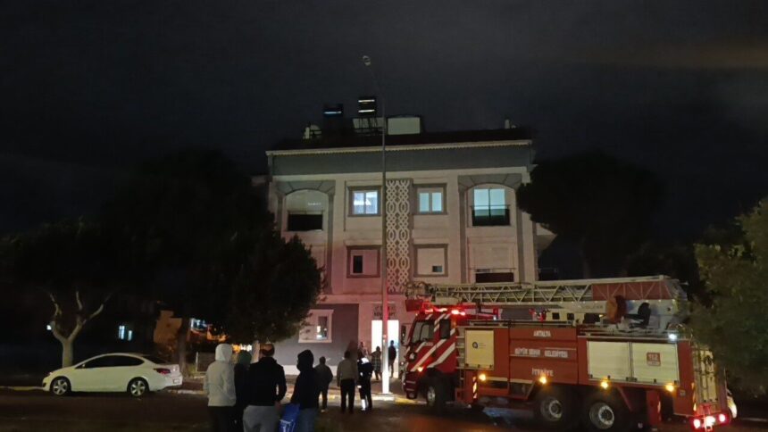 Manavgat’ta bacadan çıkan kıvılcımlar yangın paniğine neden oldu, itfaiye ve jandarma durumu inceledi. Manavgat’ta bacadan çıkan kıvılcımlar yangın paniğine neden oldu, itfaiye ve jandarma durumu inceledi.