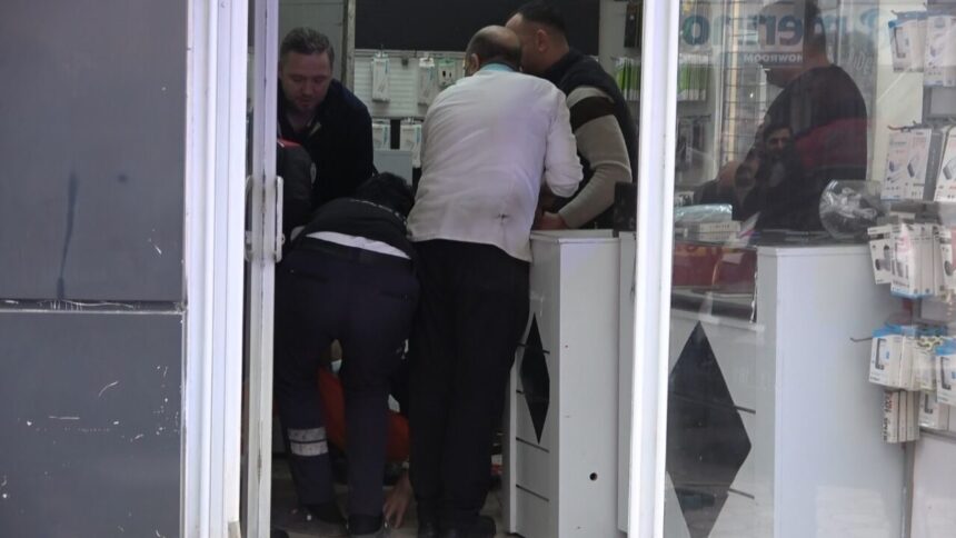 Bafra’da silahlı saldırıda bir kişi yaralandı, şüpheli olay yerinden kaçtı. Bafra’da silahlı saldırıda bir kişi yaralandı, şüpheli olay yerinden kaçtı.