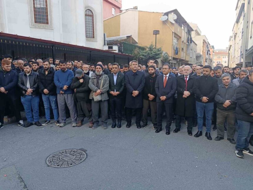 Bağcılar’da karbonmonoksit gazından ölen 3 kişinin cenazesi Arnavutköy’de toprağa verildi. Bağcılar’da karbonmonoksit gazından ölen 3 kişinin cenazesi Arnavutköy’de toprağa verildi.