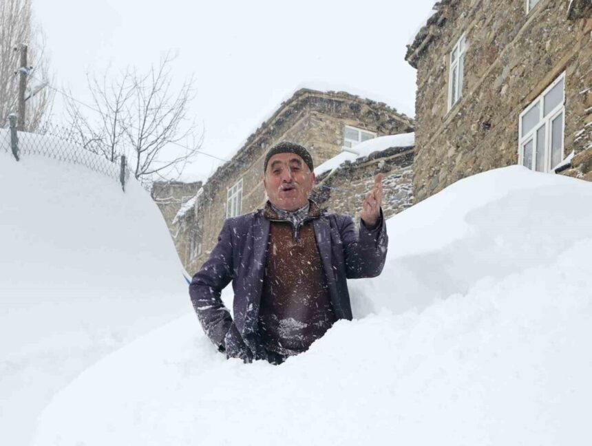 Bahçesaray’da yoğun kar yağışı nedeniyle 71 yerleşim yerinin yolu kapandı, hayat durma noktasına geldi.