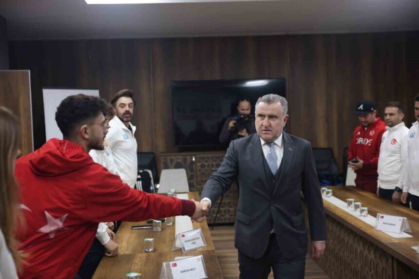 Bakan Bak, İtalya’da Olimpiyatlarda mücadele edecek milli sporcularla buluştu Bakan Bak, İtalya’da Olimpiyatlarda mücadele edecek milli sporcularla buluştu