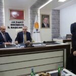 Eskişehir’de çeşitli temaslar gerçekleştiren Gençlik ve Spor Bakanı Osman Aşkın Bak, Valilikten sonra AK Parti İl Başkanlığı’nı ziyaret etti.