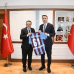 Enerji ve Tabii Kaynaklar Bakanı Alparslan Bayraktar, Trabzon Büyükşehir Belediyesi’ni ziyaret etti.