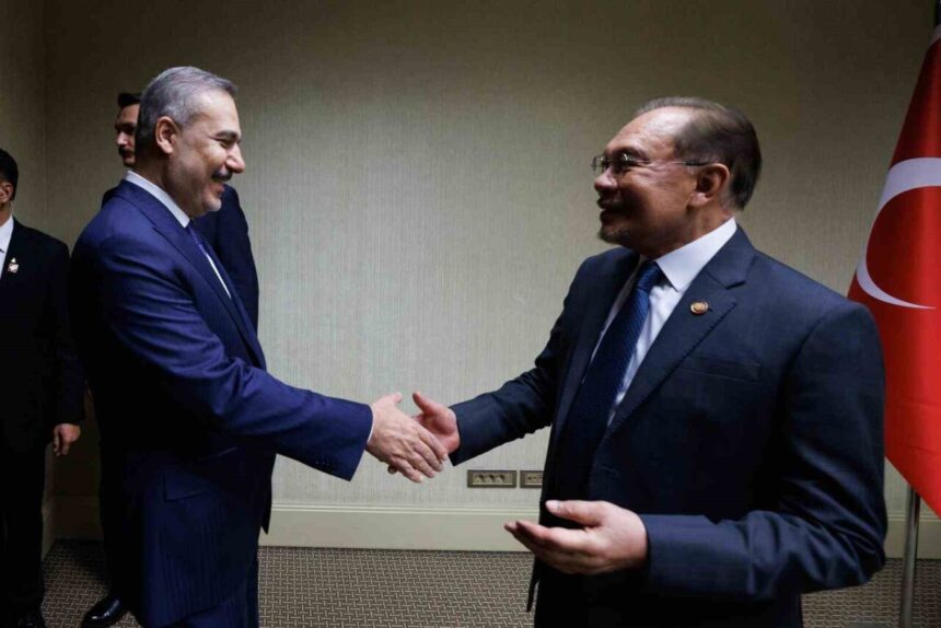 Dışişleri Bakanı Hakan Fidan, Malezya Başbakanı Enver İbrahim ve Dışişleri Bakanı Hasan ile Ankara’da buluştu. Dışişleri Bakanı Hakan Fidan, Malezya Başbakanı Enver İbrahim ve Dışişleri Bakanı Hasan ile Ankara’da buluştu.